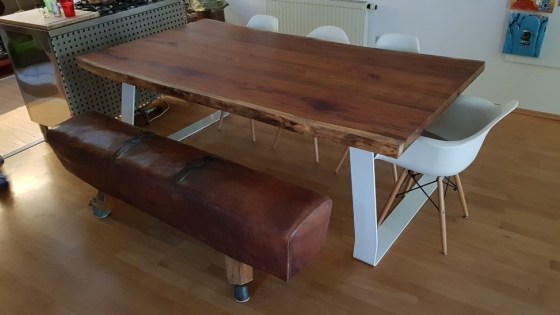Massivholztisch aus Sheesham mit Baumkante