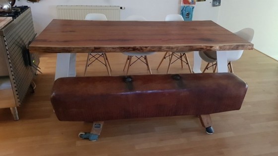 Massivholztisch aus Sheesham mit Baumkante